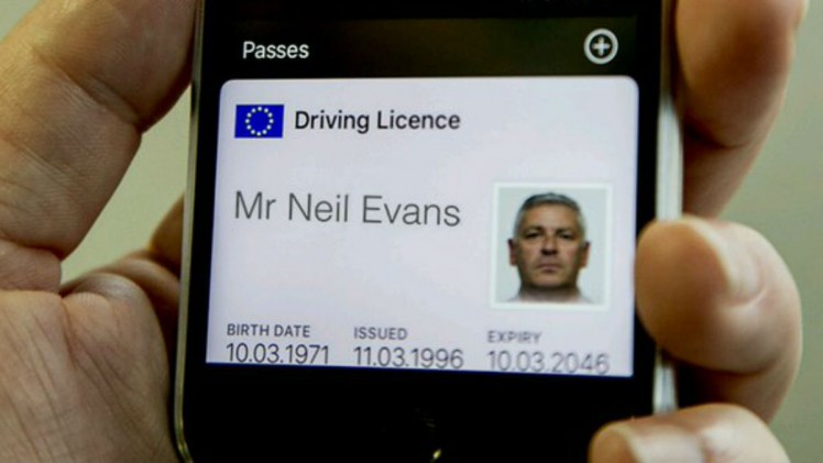 160517-phone-driving-license 