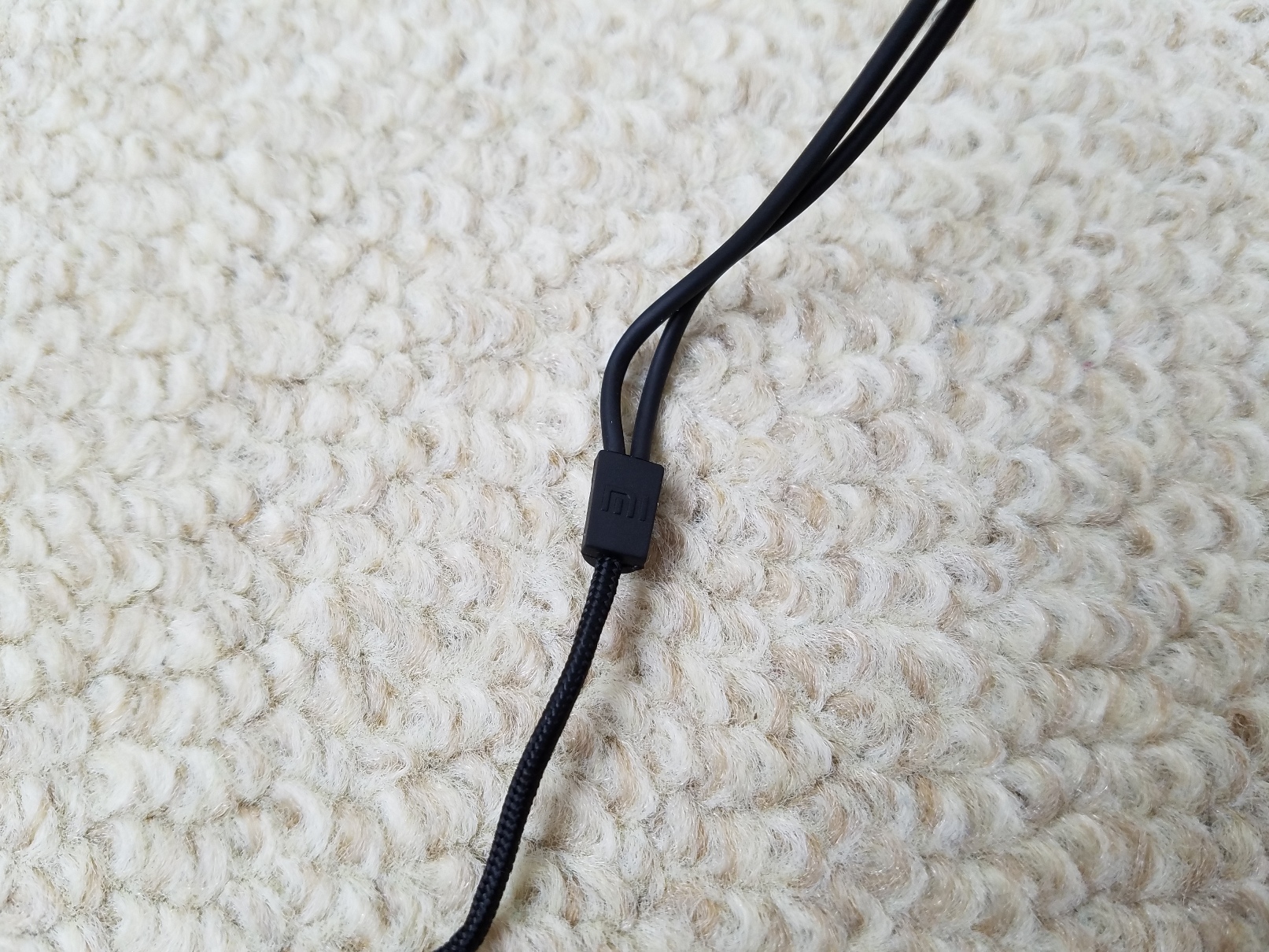 Cheap but with sound.  Review of the hybrid headset Xiaomi Circle Iron (Hybrid Earphones)