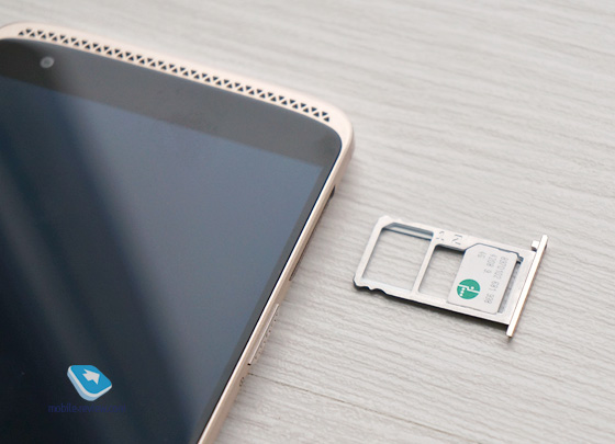 Combined SIM and memory card slot