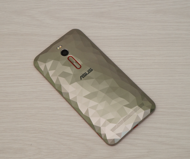  /> </p> <p> I often hear feedback from readers that they do not have enough internal memory and that the lack of a memory card slot is a significant drawback for them.  But I still could not figure out what you might need, for example, 128 GB of memory?  Do you photograph a lot?  No problem, photos can be sorted and they take up significantly less space.  Music lover?  I certainly don't know, but usually 5-10 GB of music on the road is enough for the eyes.  Movies?  One season of the series will keep within 20 GB, and hardly anyone is watching anymore.  For me, the amount of memory has never been a problem, if the smartphone has 16 GB, then, as they say, you can live, the rest does not matter. </p> <p> But my experience is not indicative, because I am alone, and there are many users,  so let me ask you, dear readers, what would you use a device with 256 GB of internal memory for? </p> <p> <! - AMR354781141 -> </p>  